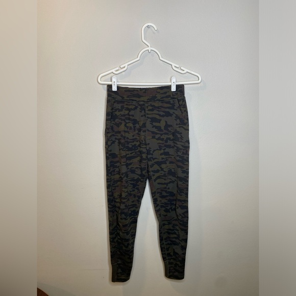 Alphalete camo print army green joggers pants women’s size small - Picture 1 of 5